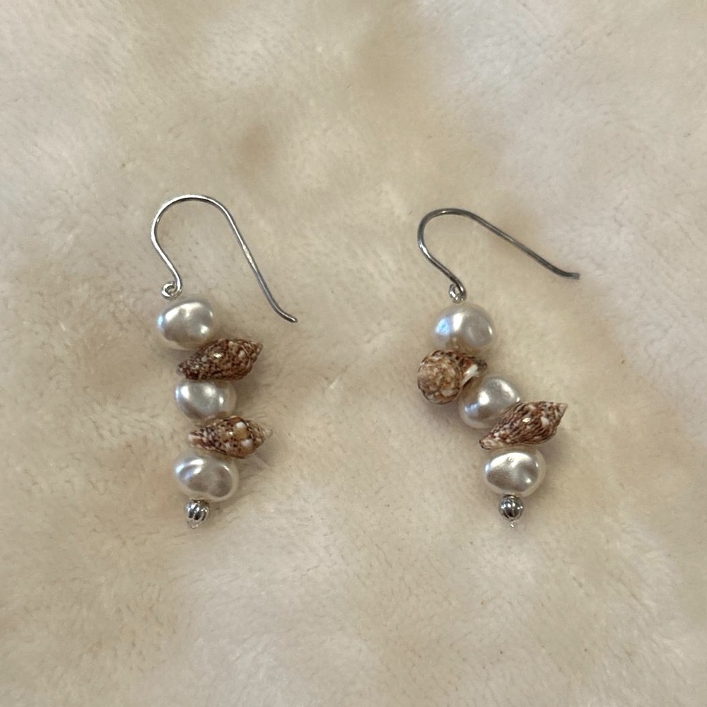 Hand made fake pearl and shell earrings 🐚🤎